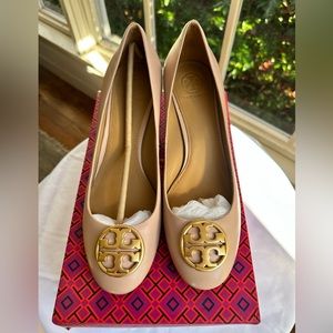 Tory Burch Chelsea Wedge- NWT NEVER WORN!!